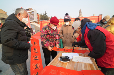 中国で旧正月祝う「春聯」 書道家が市民にプレゼント