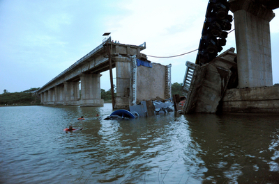 インド西部で橋倒壊、4人死亡 インド