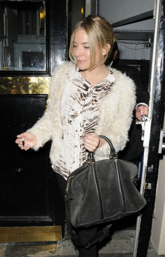 サバンナ・ミラー、ブランド退任と育児は「関係ない」