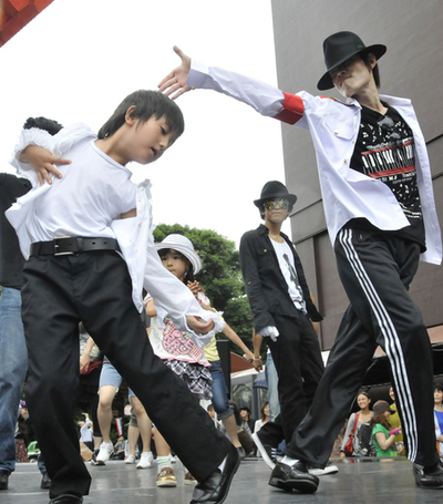 東京タワーでM・ジャクソンさん追悼のダンス