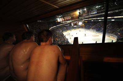 サウナ入りながらアイスホッケー観戦、フィンランド