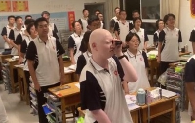 授業中望遠鏡で黒板を見るアルビノ生徒が名門・清華大に合格 中国