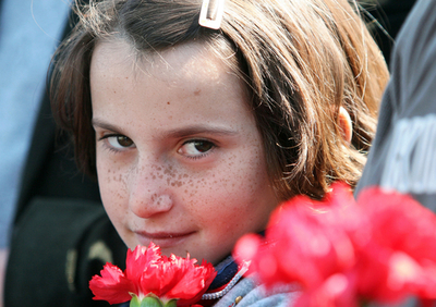 アルバニアの火薬庫爆発から1年、犠牲者を悼む人びと