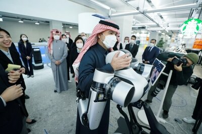 ネイバーのロボットアーム抱きしめたサウジ閣僚