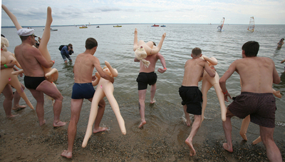 パートナーはダッチワイフ、ロシアのおもしろ水泳大会