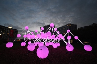 【今日の1枚】闇に浮かぶ光のオブジェ 英