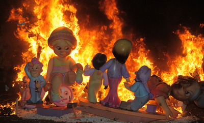 人形が激しく燃える、バレンシアの火祭り「ファリャス」