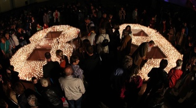 「ベルリンの壁」揺るがしたデモから25年、20万人キャンドル行進