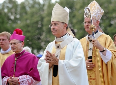 酒に酔った司祭、葬儀参列者を殴る フランス