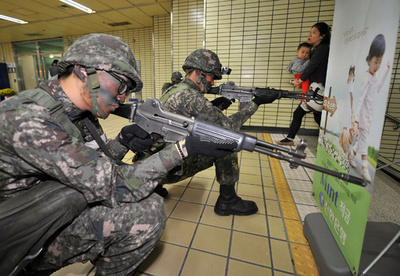 見慣れた街角に銃を構えた兵士、ソウルで秋の対テロ訓練