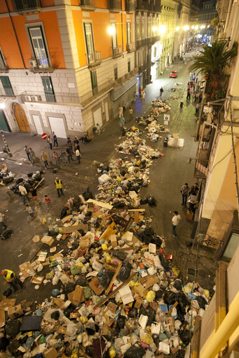 解決見えぬナポリのゴミ問題、ついに収集車に武装警官