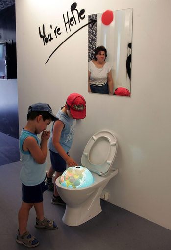 トイレの中に地球!? 環境保護デザイン展、アテネで開幕