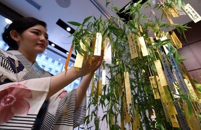 金の短冊に願いを… 宝飾店で七夕イベント 東京