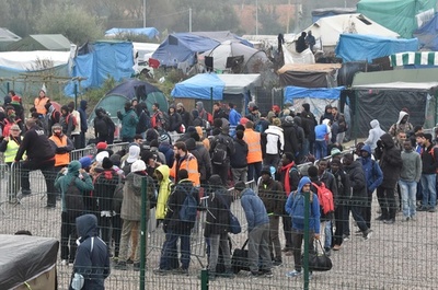 仏の「ジャングル」撤去初日、2000人超える移民が退去
