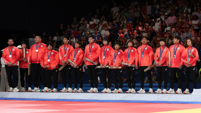 日本、柔道団体決勝でフランスに敗れ銀メダル パリ五輪