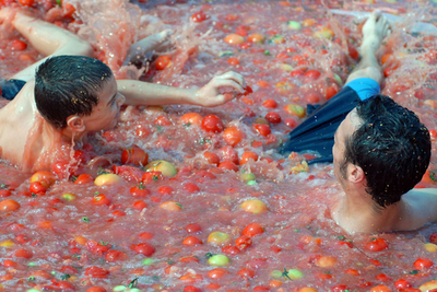 トマトの巨大プールで水しぶき