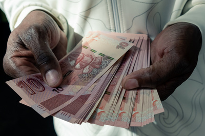 ジンバブエのインフレ率、840％近くに 政府は危機を否定