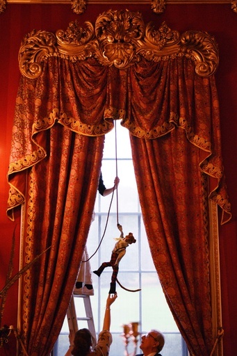 英貴族の邸宅でクリスマスの飾り付け、名作のキャラクターも登場 