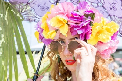 花のターバンに空き缶ドレス、コーチェラ来場者ファッション