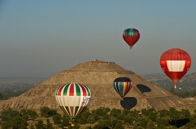「太陽のピラミッド」上空に熱気球、春分の祭典 メキシコ