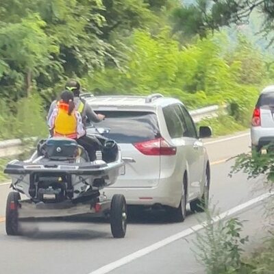オープンカーの気分なのか！…韓国・道路を走る水上バイク、子ども乗せて「ヒヤリ」
