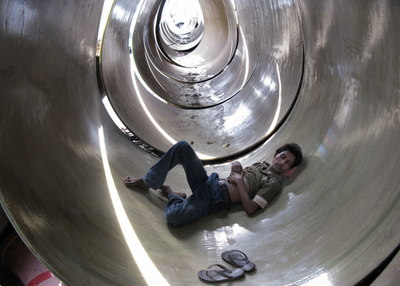 管の中で一休み、インド各地で熱波