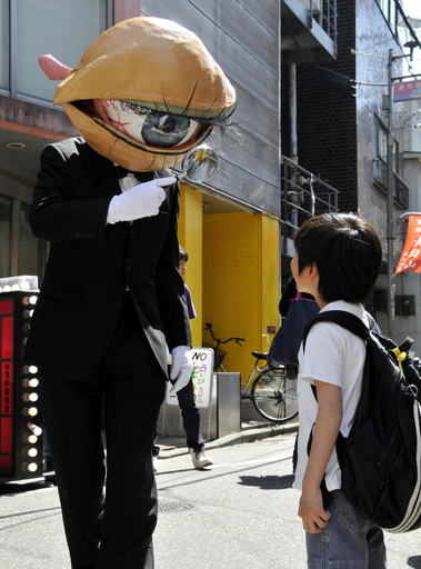 横浜に巨大目玉が出現!? 第36回野毛大道芸