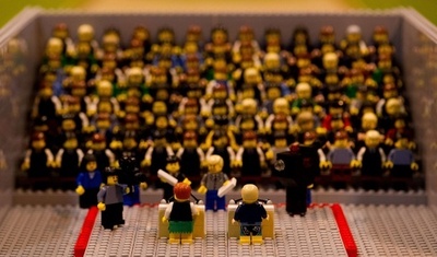 首相の座争う2人がレゴでテレビ討論、総選挙控えるドイツ