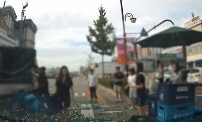 韓国・カーブでトラックから落ちた大量の焼酎瓶…市民と学生が協力、8分後「きれいに」清掃