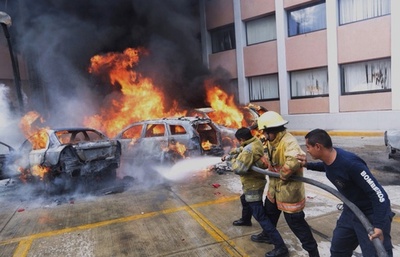 デモ隊が州議事堂に放火、学生失踪に抗議 メキシコ