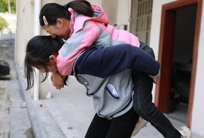 中国湖南省の女子中学生 障がい者の同級生を背負い続けて3年間