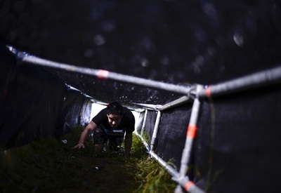 ハードすぎる障害物競走「タフ・バイキング」開催