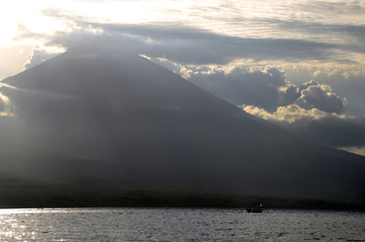バリ島で小規模地震が頻発、約50年ぶりの噴火可能性に警戒高まる