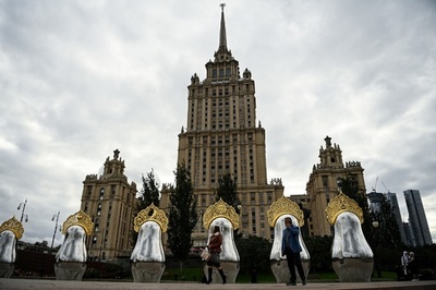 銀のボディーに金の頭飾り シックなマトリョーシカ登場 ロシア