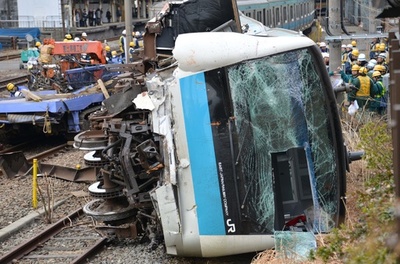 回送電車が作業用車両と衝突し横転、2人負傷 JR川崎駅