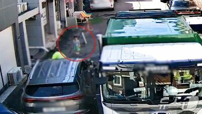 裸足で車道をよちよち歩き…3歳児を救った韓国の30代青年2人に感謝状