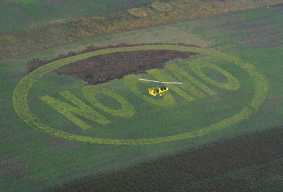 遺伝子組み換えに「NO」 ソバ畑に巨大メッセージ