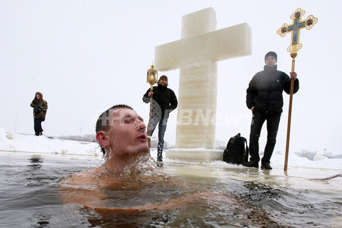 あつい 信仰心 氷も溶かす ロシア正教の公現祭 写真11枚 ファッション ニュースならmode Press Powered By Afpbb News