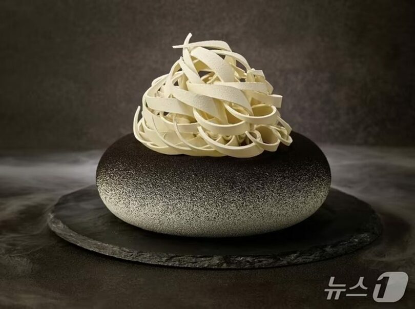 ソウル新羅ホテルが発売するホワイト生トリュフを使用した超高級ケーキ「ザ・ファイニスト・ラグジュアリー」＝ホテル提供(c)news1