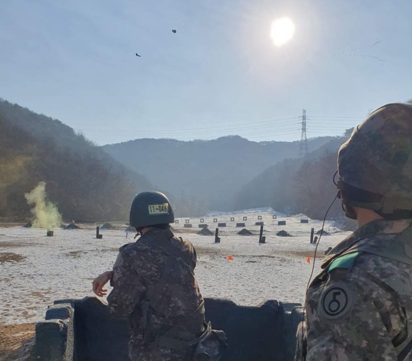 手榴弾の訓練を受けるジン（写真=「ザ・キャンプ」キャプチャー）(c)NEWSIS