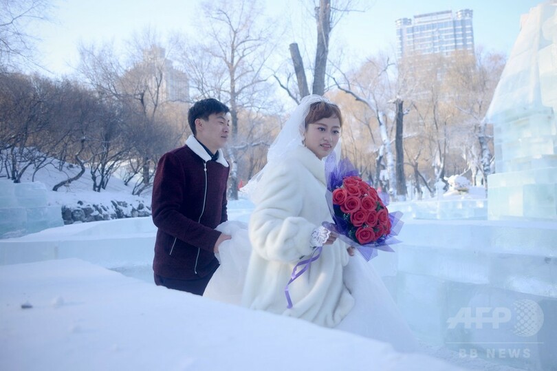 氷雪像に映える純白の花嫁、「ハルビン国際氷雪祭」で結婚式