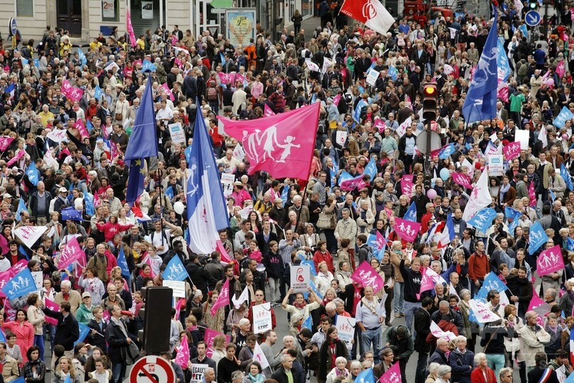 仏で「伝統的家族観」支持デモ、同性愛者の代理出産などに反対