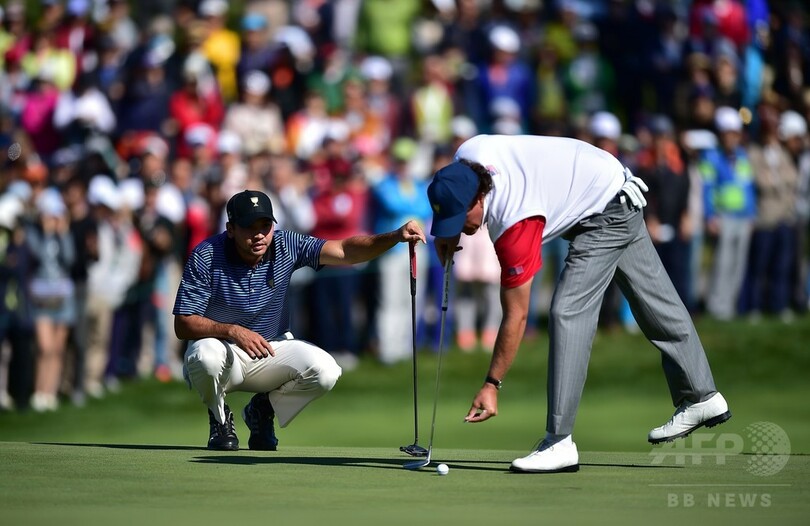 ミケルソンが痛恨の「ボール間違い」、世界選抜が追い上げる プレジデンツ杯