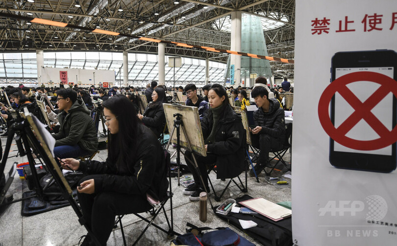 ずらりと並ぶキャンバスで「勝負」 中国の美大、6400人が入試に挑む