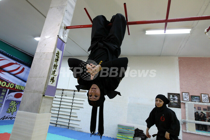 イラン女性に「忍術」が人気？華麗な技を披露