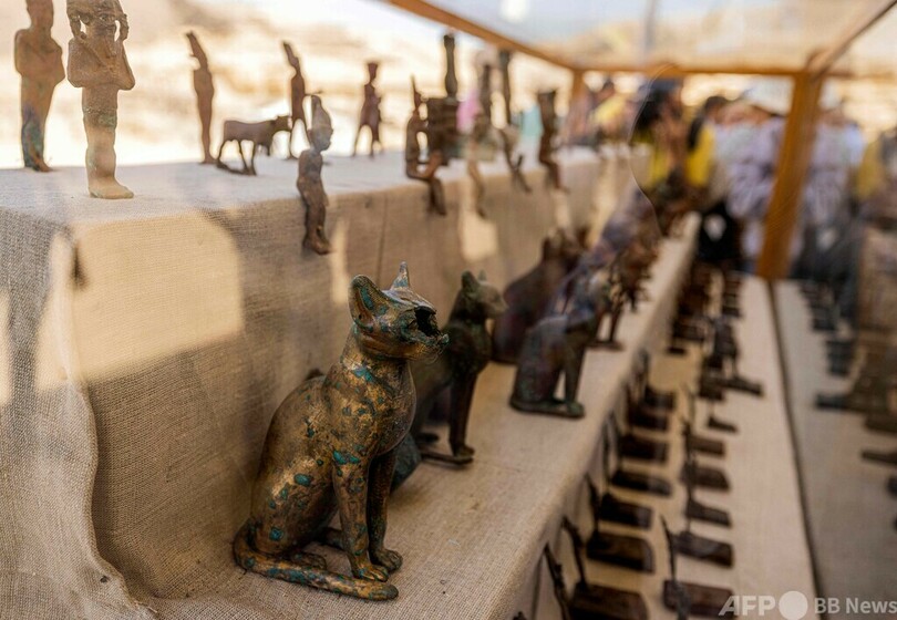 ひつぎ250基と小像150体公開 エジプト・サッカラ遺跡