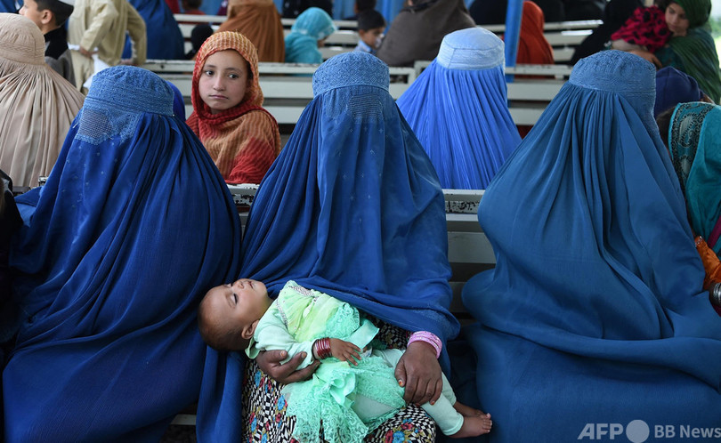 タリバン、女性へのブルカ強制を否定 ヒジャブは必要に