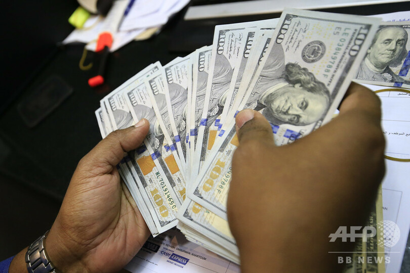 道に現金100万ドルの落とし物、正直に届け出た家族に賞賛 米