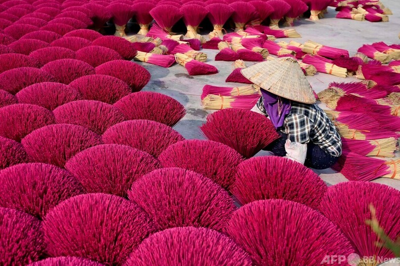 【今日の1枚】「映える」線香の赤 ベトナム
