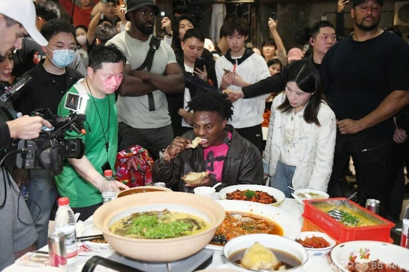 米トップインフルエンサーと中国歌手がデュエット 中国各都市で旅行ライブ配信